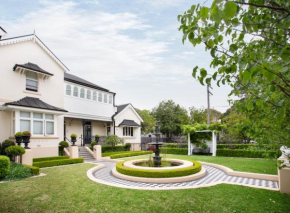 Historic Art-filled Studio Close to Transport Sydney